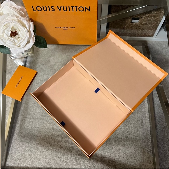Small Louis Vuitton Magnetic Gift Box Set - Picture 6 of 16
